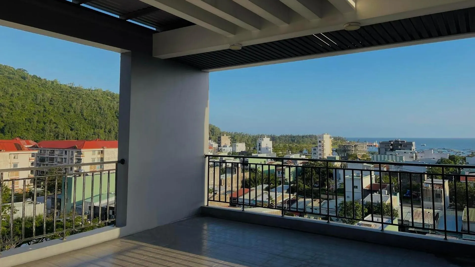 Ami Mountain Sea Danang Cozy - Mountain Iron View Apartment Vietnam
